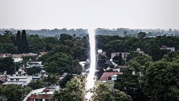 Impactante foto de un rayo en Quilmes