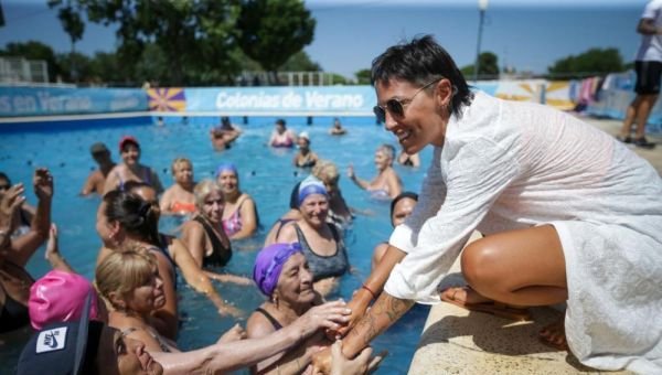 Mayra Mendoza visitó la colonia de verano municipal