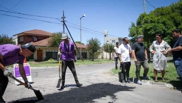 Mayra Mendoza supervisó trabajos de bacheo