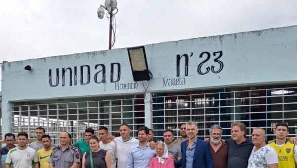 Reclusos donaron mesas y sillas fabricadas por ellos mismos a una entidad del Consejo Local de Niñez