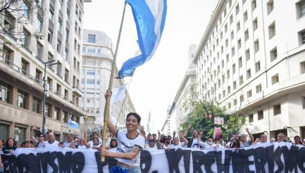 Mayra Mendoza convocó a los quilmeños a la marcha organizada por la CGT