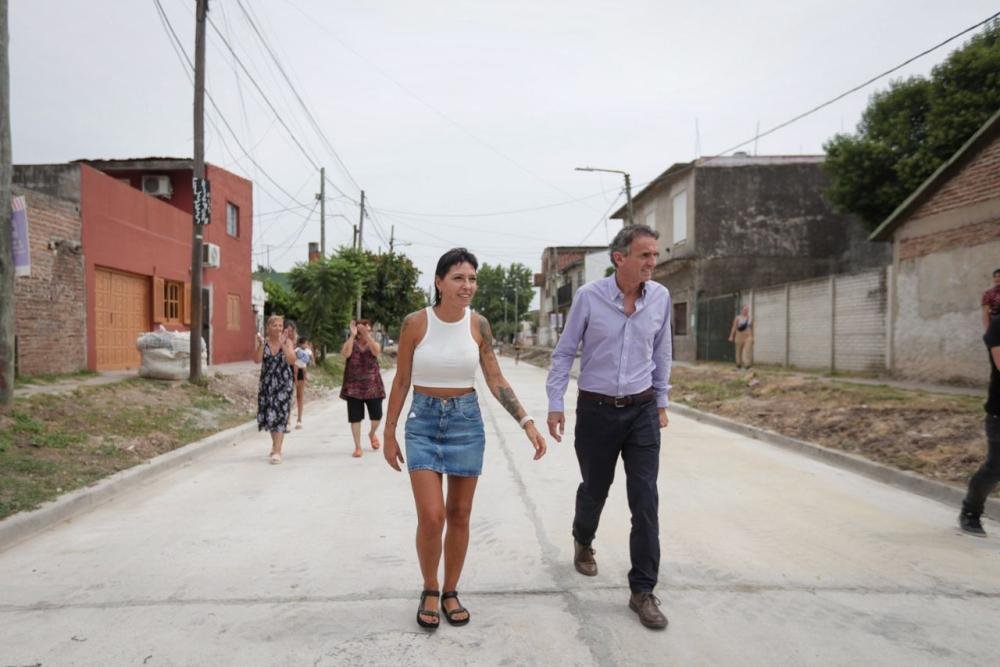 Mayra Mendoza y Gabriel Katopodis recorrieron obras de pavimento en el barrio "La Unión"
