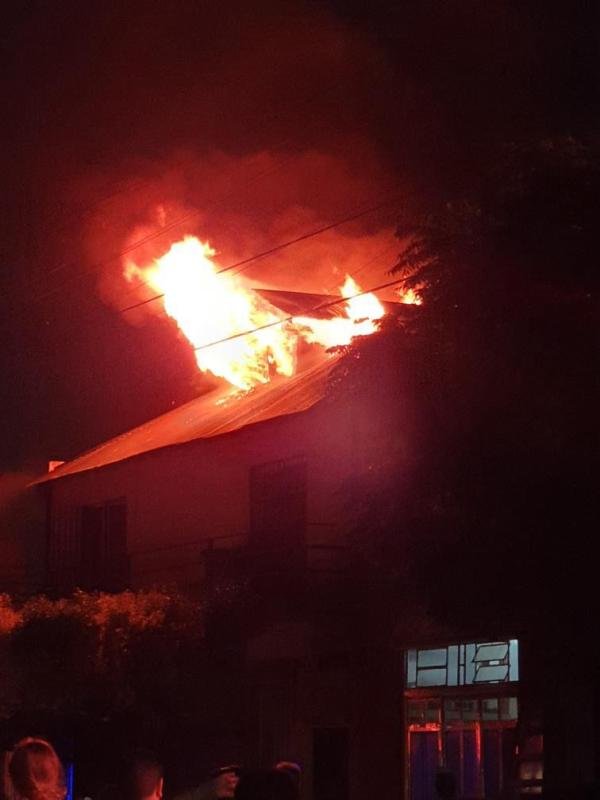 Feroz incendio en la planta alta de una casa dejó pérdidas totales