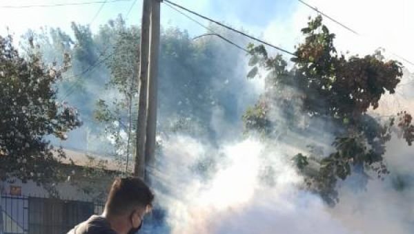 Bomberos de Solano fumigaron en el barrio Los Eucaliptus