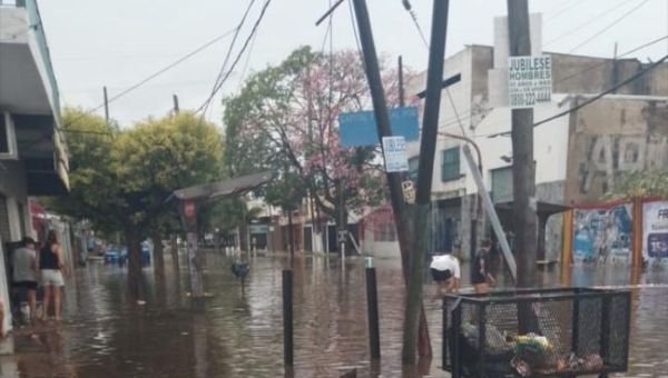 La inesperada tormenta provocó inundaciones y cortes de luz