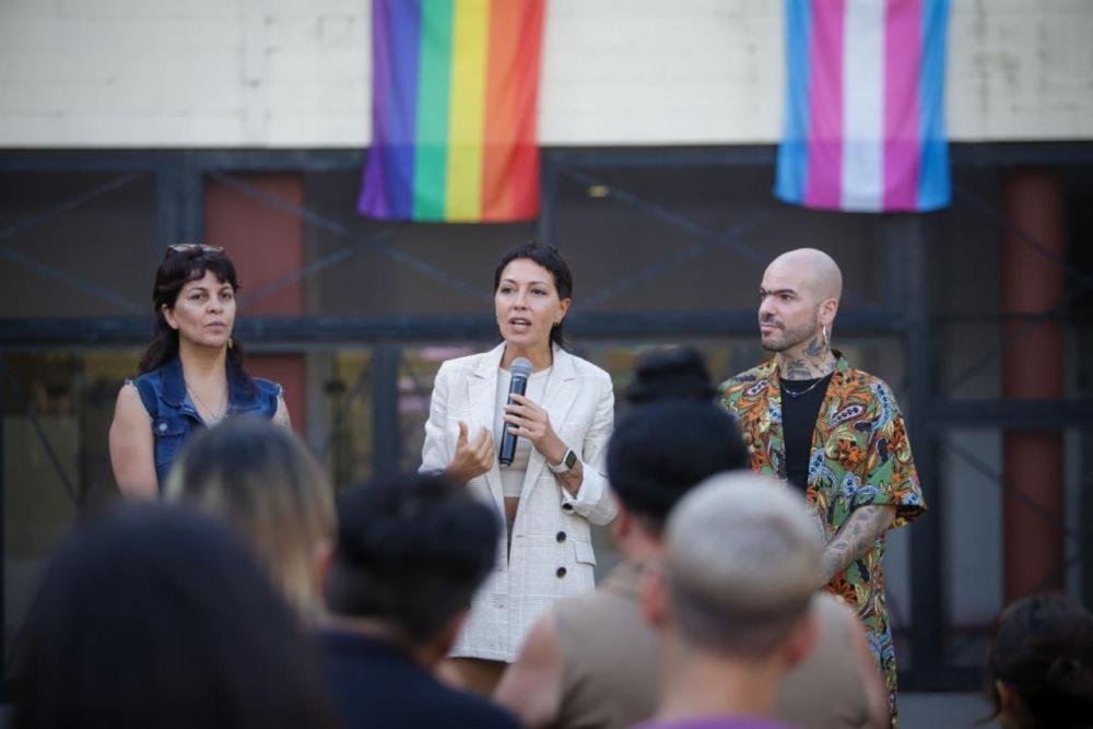 Mayra Mendoza acompañó el lanzamiento de un programa de la comunidad LGBTINB+