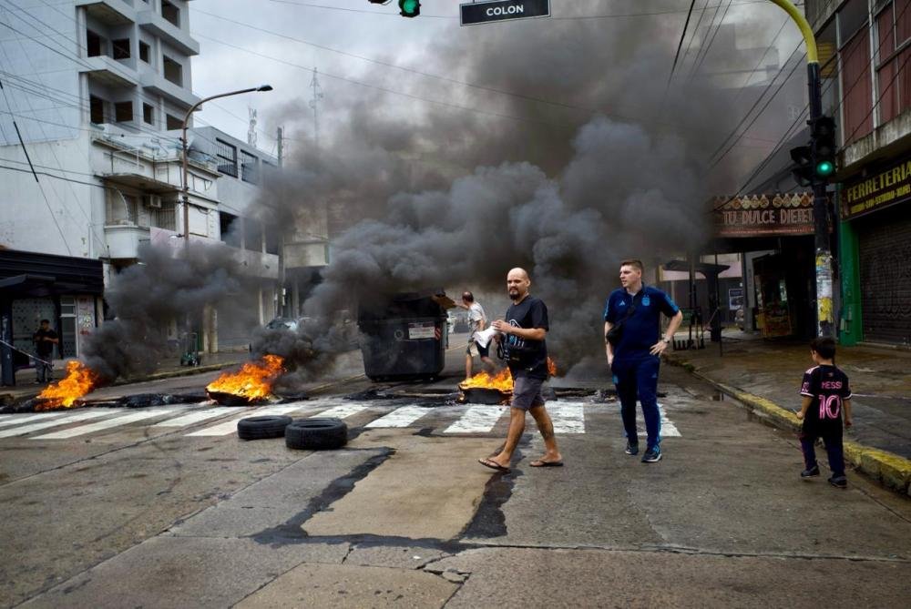 Se multiplican los cortes de calles y el hartazgo por vecinos sin luz