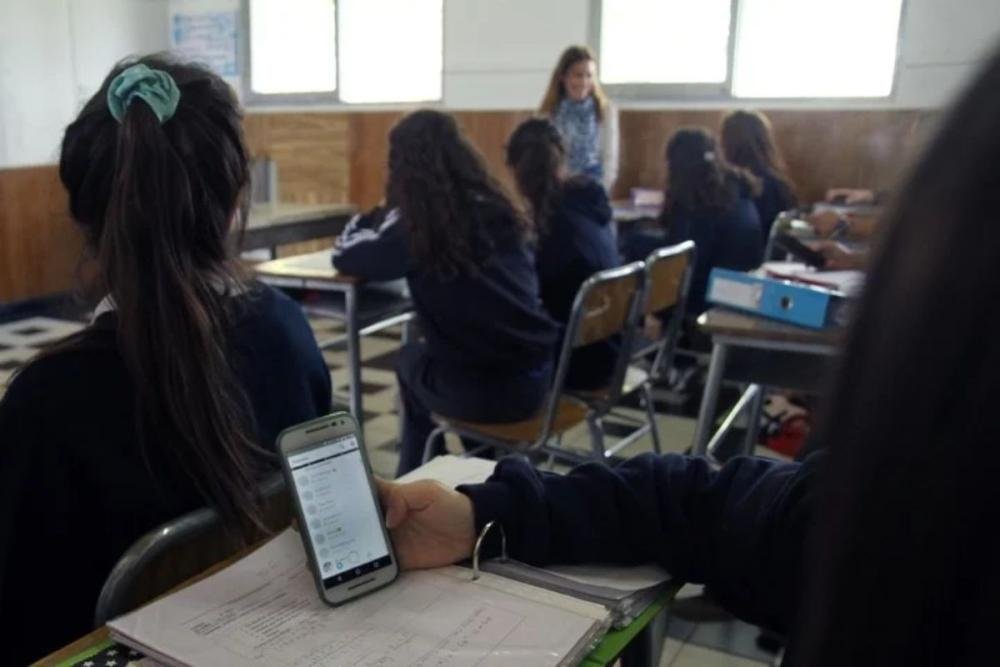 Buscan regular el uso de celulares en las escuelas primarias