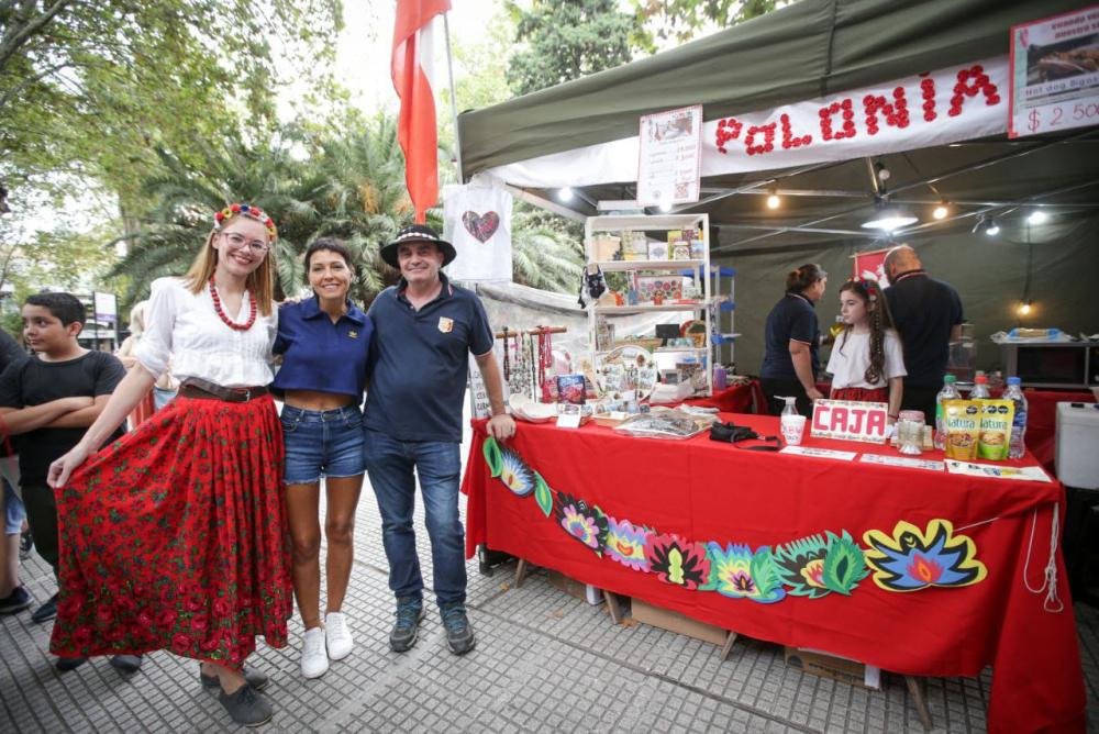 Mayra Mendoza recorrió el evento "Cultura de las Naciones"