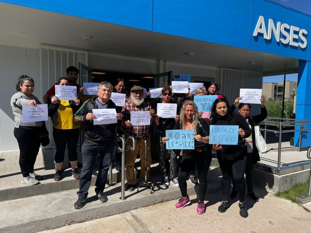 Abrazo solidario en el ANSES de Ezpeleta ante una ola de despidos