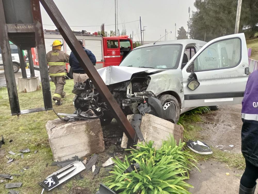 Chocó contra un cartel en la bajada de la Autopista en Quilmes