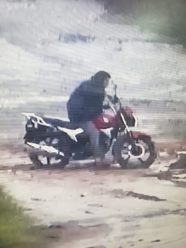 Balearon a un bombero para robarle la moto: Un patrullero terminó volcando y los delincuentes huyeron