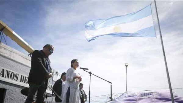 Mayra Mendoza: “El pedido por nuestra soberanía va más allá de las banderas políticas”