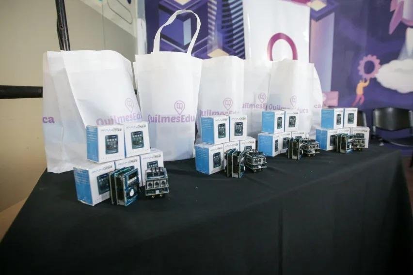El Municipio entregó kits de robótica para las escuelas técnicas del distrito