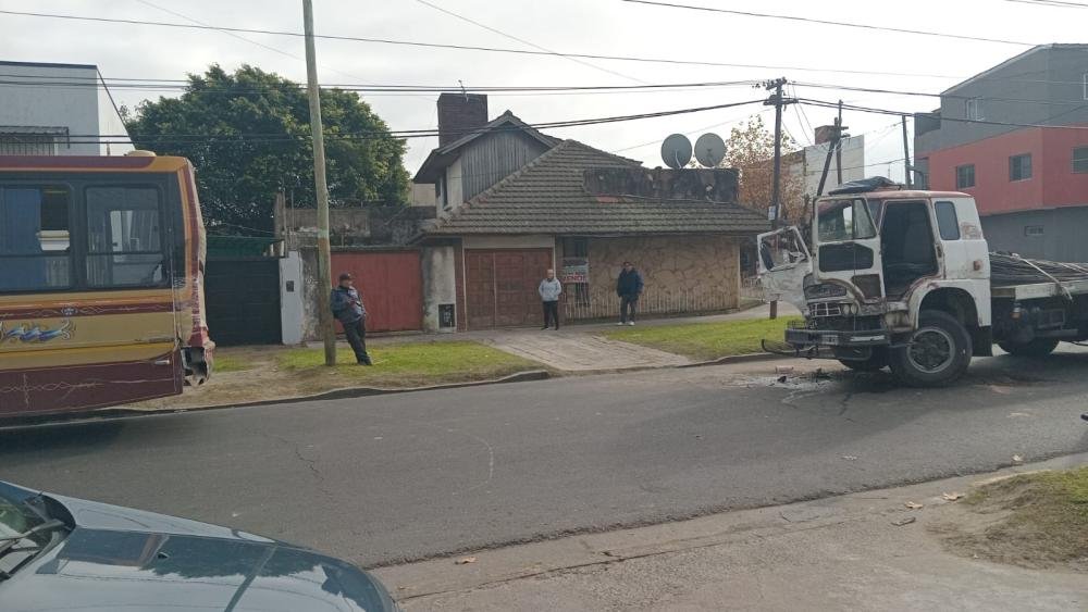 Camión se quedó sin frenos y chocó contra un colectivo en Quilmes Oeste