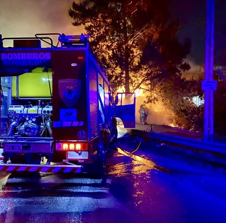 Varios vehículos afectados tras incendio en taller mecánico