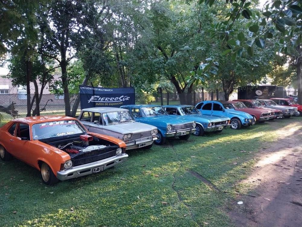 Expo de autos clásicos a beneficio por el Día del Niño