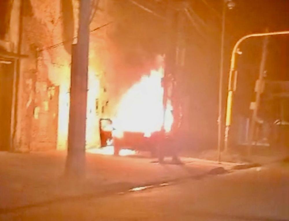 Un automóvil fue consumido por el fuego en Bernal Oeste