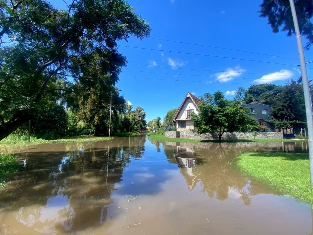 Desbordó el rio y comienzan a llenarse de agua las calles de La Ribera