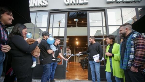 Mayra Mendoza participó de la inauguración de un nuevo local gastronómico en Quilmes Oeste