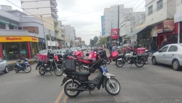 Deliverys cortaron la Av. Hipólito Yrigoyen en el Poder Judicial para exigir más seguridad