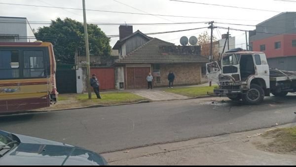 Camión se quedó sin frenos y chocó contra un colectivo en Quilmes Oeste