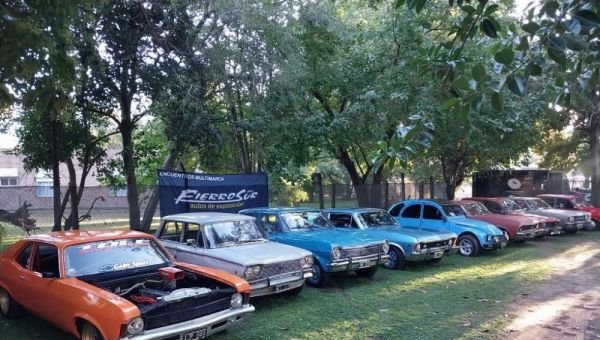 Expo de autos clásicos a beneficio por el Día del Niño