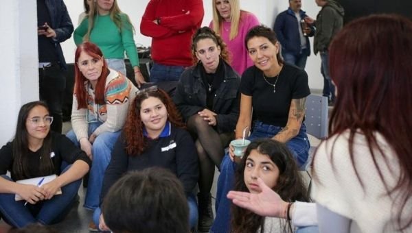 Mayra Mendoza participó de encuentro con alumnos de escuelas secundarias