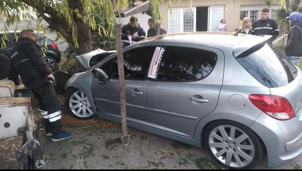 Cinco heridos al chocar un auto contra un árbol