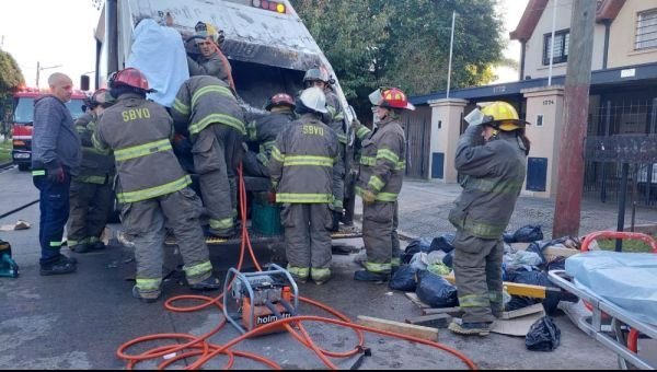 Dramático rescate de un empleado de GIRSU: Su pie quedó atrapado en el camión compactador