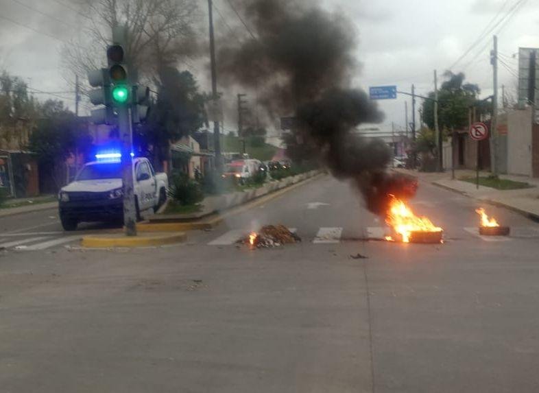 Vecinos que protestaban por falta de luz denuncian que sufrieron una violenta represión policial