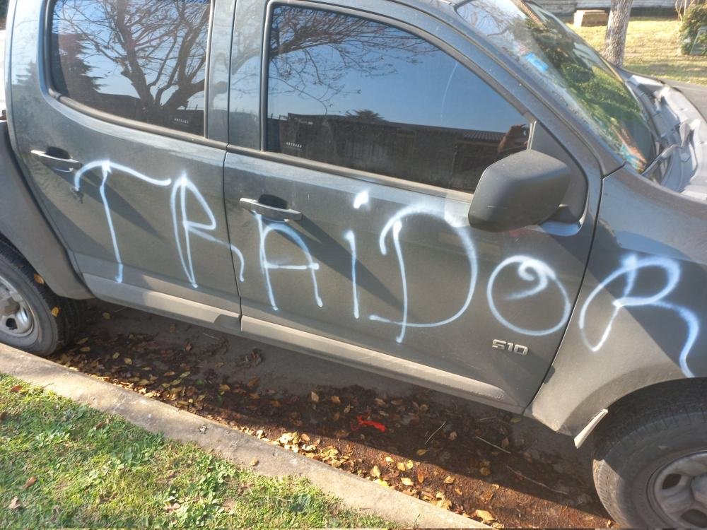 "Traidor": Vandalizaron la camioneta de un concejal oficialista