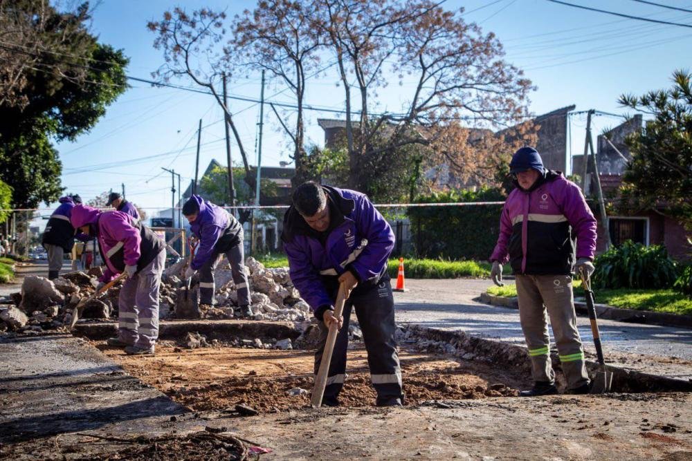 Avanzan las tareas de bacheo y colocación de carpeta asfáltica en los barrios del distrito