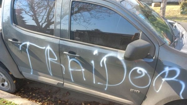 "Traidor": Vandalizaron la camioneta de un concejal oficialista