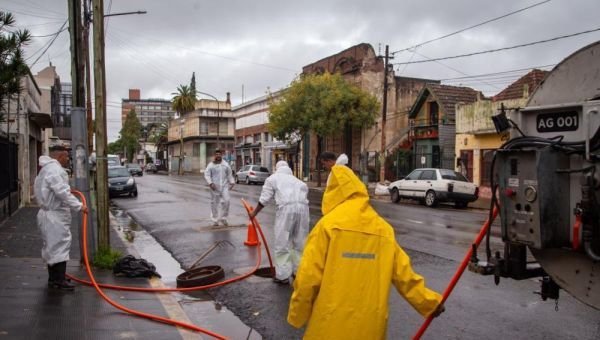 Un fuerte trueno despertó a miles de vecinos que descansaban en el feriado y dio comienzo a las lluvias