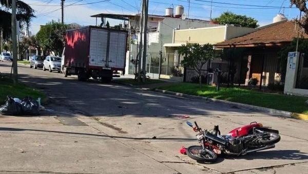 Motociclista fue hospitalizado tras chocar contra un camión