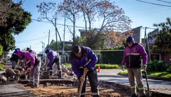 Avanzan las tareas de bacheo y colocación de carpeta asfáltica en los barrios del distrito