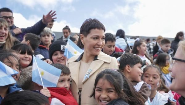 Mayra Mendoza tomó la Promesa a la Bandera a estudiantes