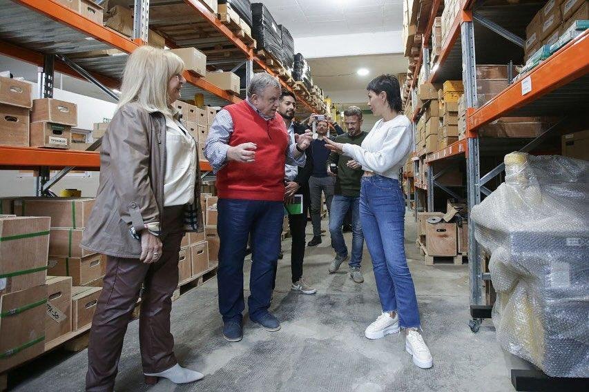 Mayra Mendoza recorrió una empresa y entregó habilitaciones a comercios e industrias