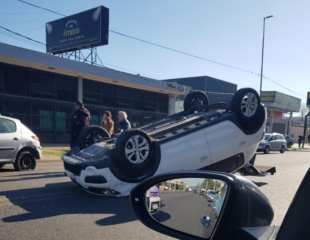 Choque y vuelco en Av. Calchaquí