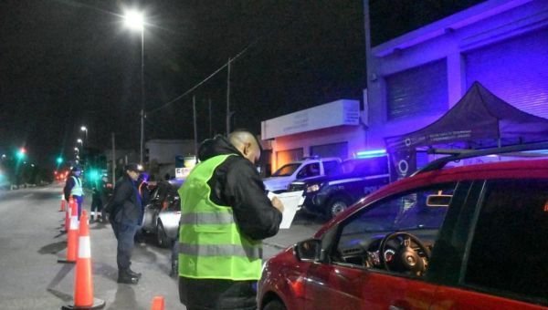 Les remolcaron el auto en un control y agredieron al personal: Fueron detenidos