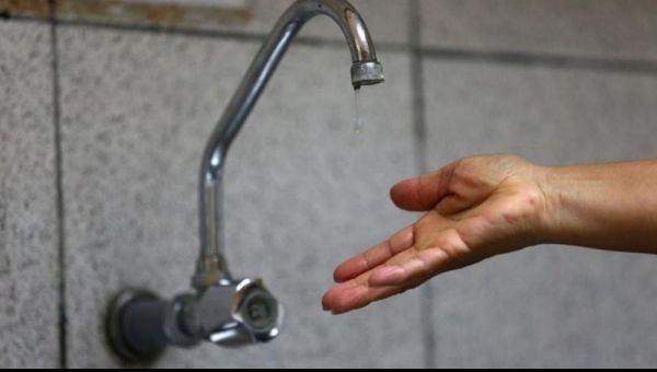 AySA anunció restricción del suministro de agua