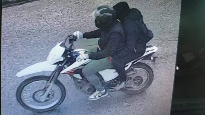 Le dispararon a un joven para robarle la moto: Buscan testigos del ataque