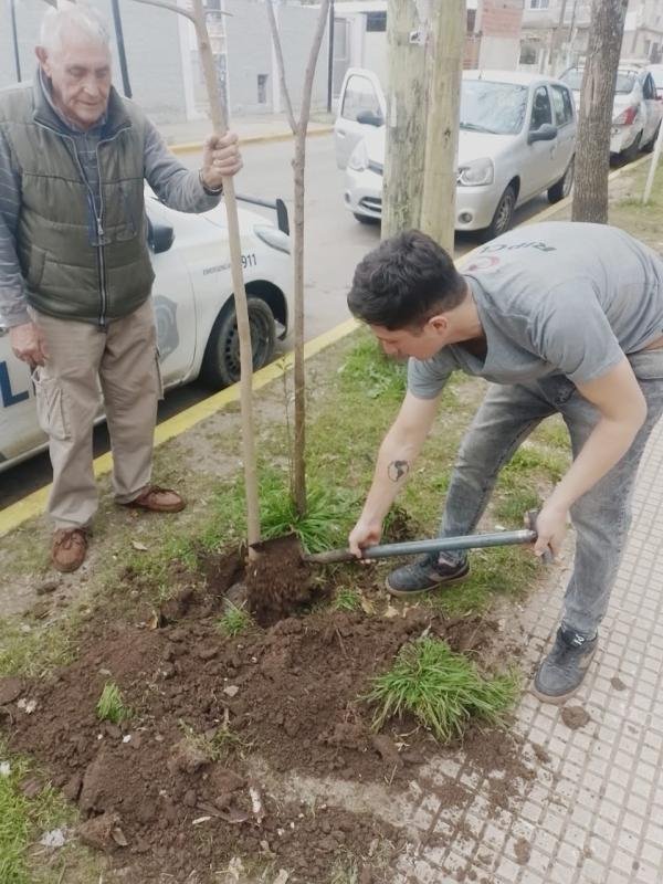 Plantaron cinco árboles en Ezpeleta