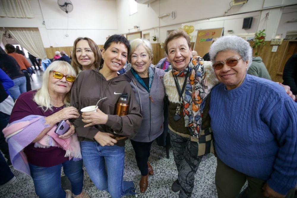 Mayra Mendoza visitó un centro de jubilados en Bernal Oeste