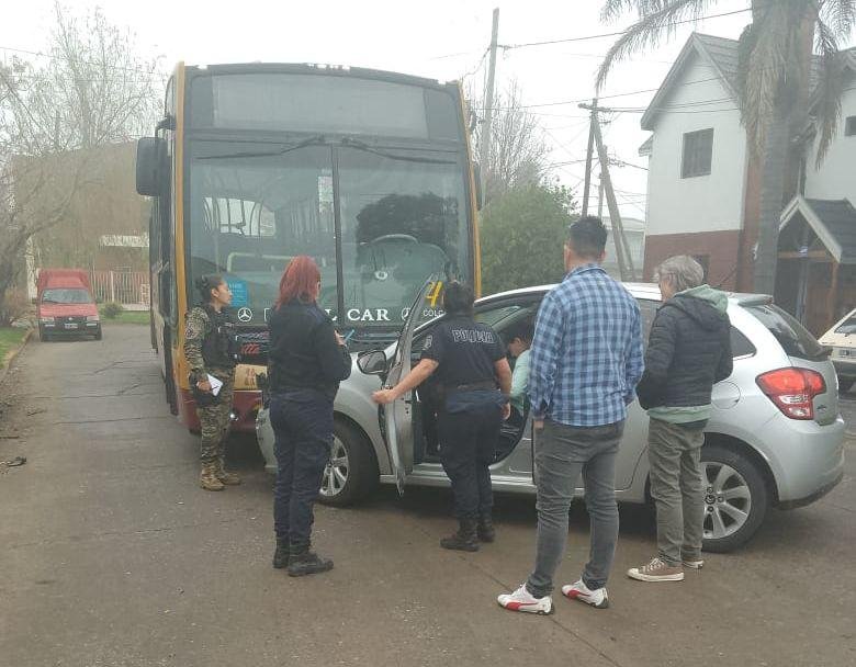 Colectivo y auto chocaron en Quilmes Oeste