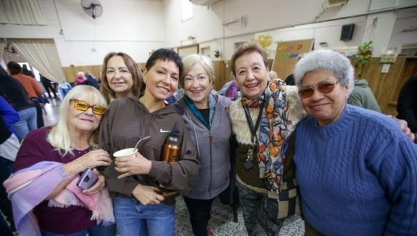 Mayra Mendoza visitó un centro de jubilados en Bernal Oeste