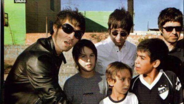 La historia de la icónica foto de los hermanos Gallagher con un niño del Cervecero