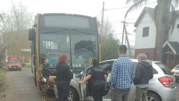 Colectivo y auto chocaron en Quilmes Oeste