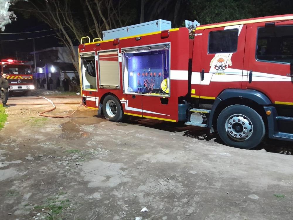 Una vivienda ardió en Villa Alcira: Trabajaron cinco dotaciones de Bomberos